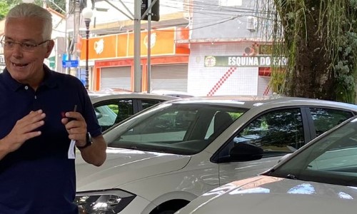 Prefeito de Piraí entrega 15 veículos zero quilômetros para 11 secretarias